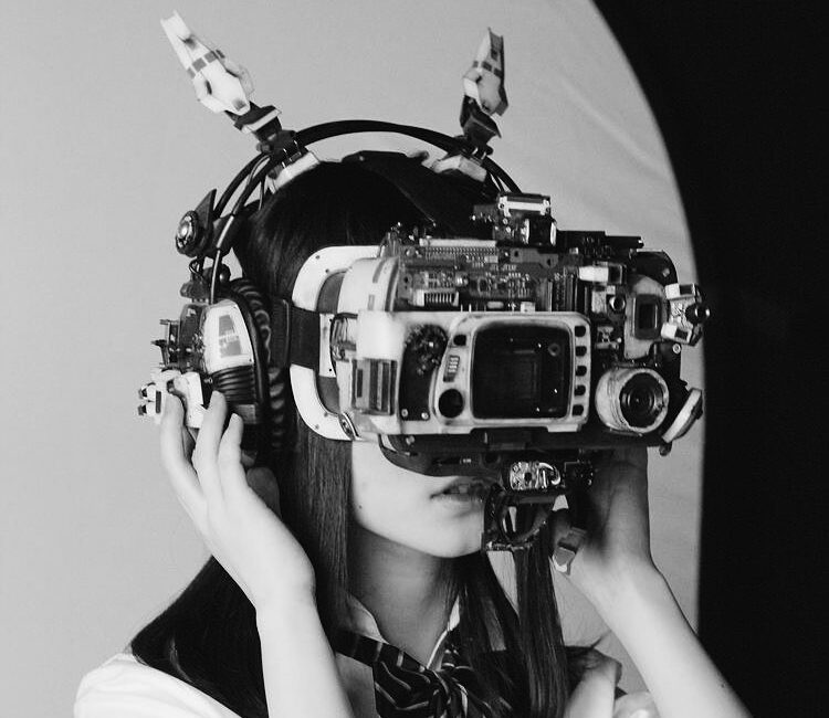 Siyah-beyaz VR başlık ve kamera donanımı takan kadın – teknolojik kurumsal kimlik illüstrasyonu