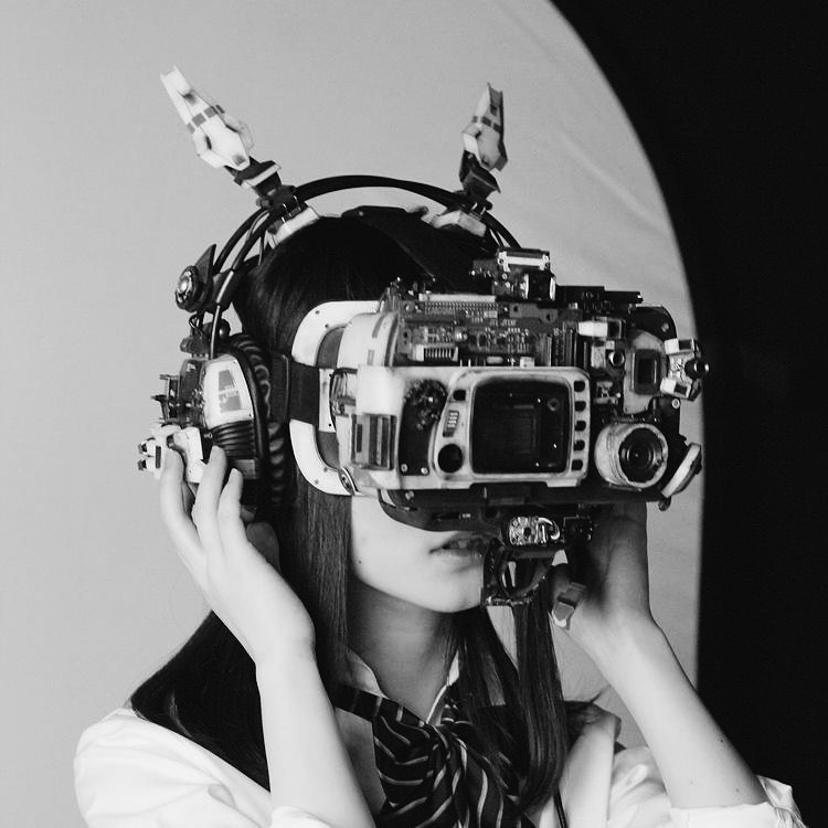 Siyah-beyaz VR başlık ve kamera donanımı takan kadın – teknolojik kurumsal kimlik illüstrasyonu