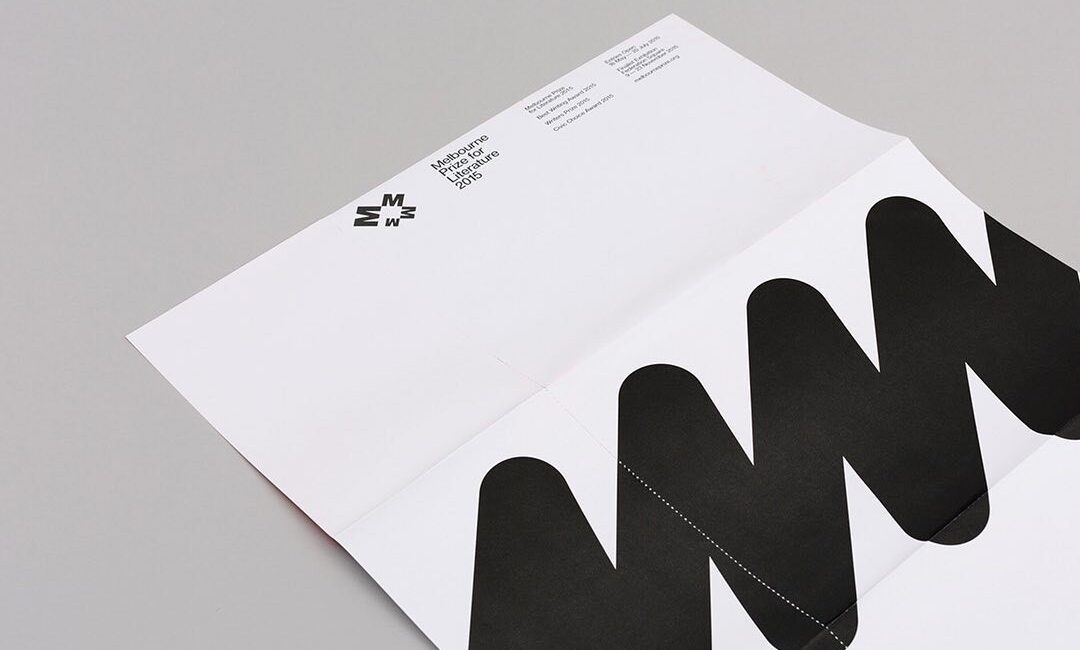 Siyah beyaz kurumsal kimlik: zarf ve antetli kağıt üzerinde dalgalı M deseni